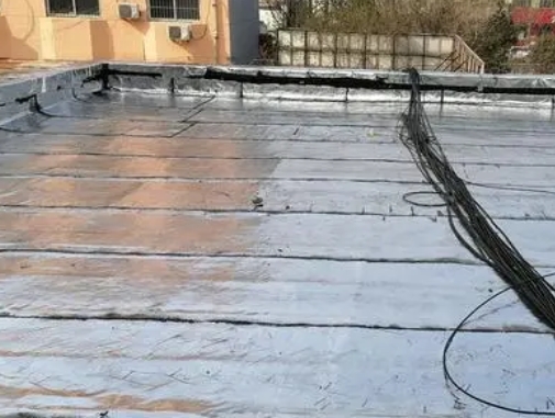 夏津卫生间漏水维修公司分享下夏津屋面楼顶防水刚性防水层施工要点。